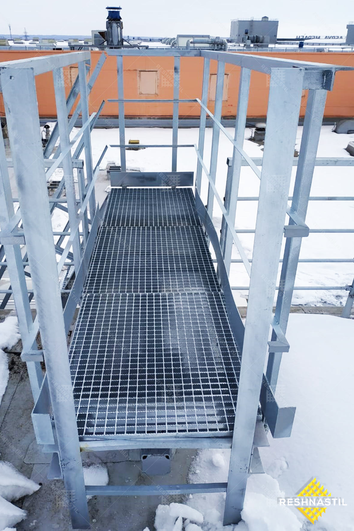 Решетчатый настил на стадии строительства промышленных объектов